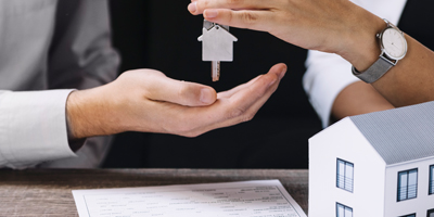 Handing over house keys to another persons hand